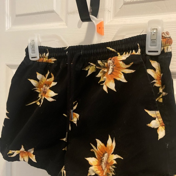 Juniors Size Small Forever 21 Black and Yellow Sunflower Shorts - Picture 5 of 7